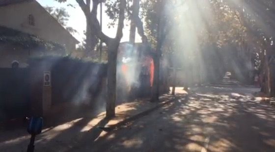 El foc ha afectat la tanca del domicili. FOTO: Cedida