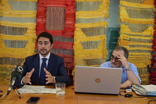 Damià Calvet (tinent d'alcalde d'Economia) i Gustau Folch (director d'Àmbit de Gestió d'Economia, Hisenda i RRHH de l'Ajuntament) FOTO: Localpres