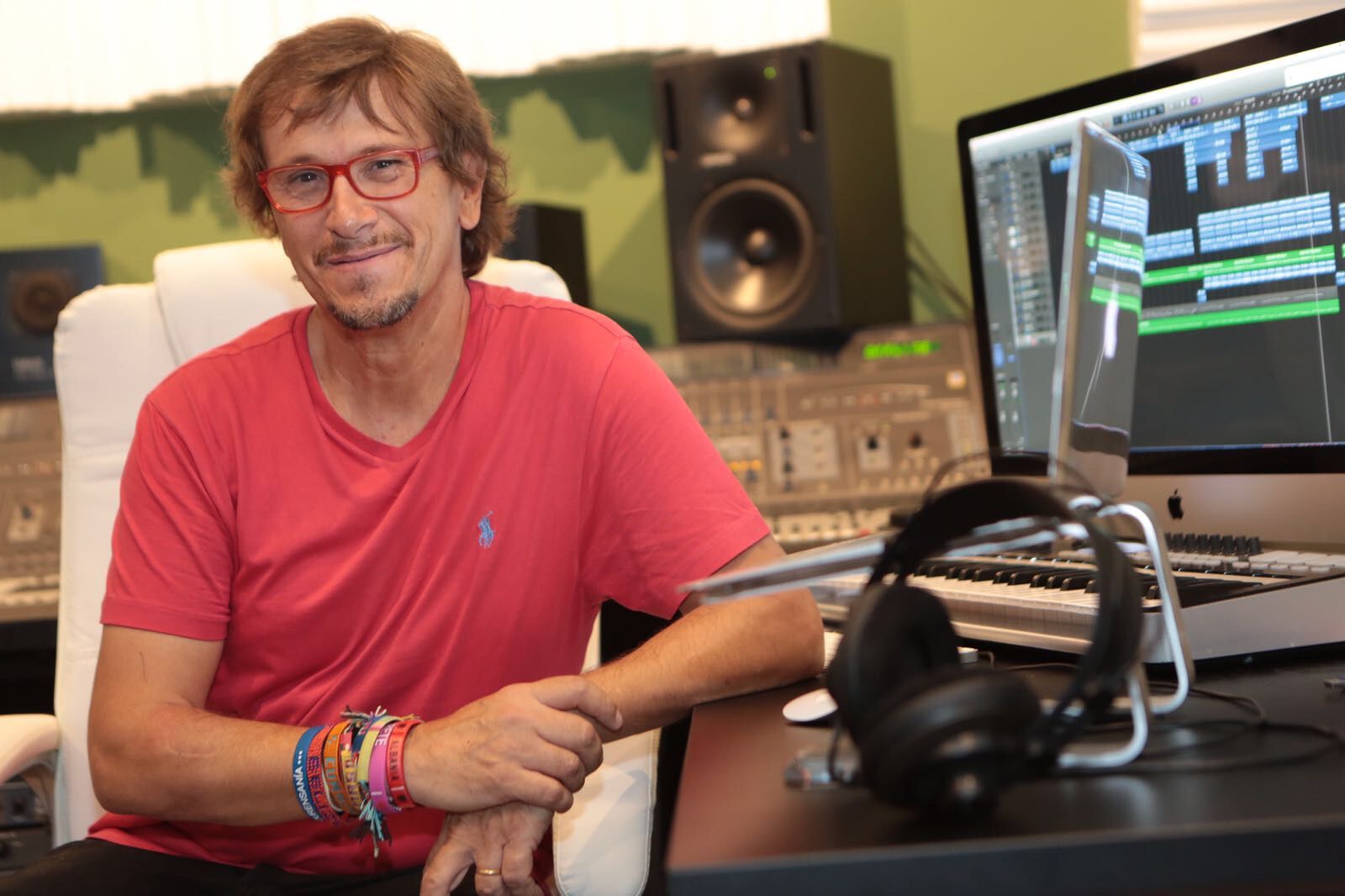 Alejandro Abad al seu estudi de Sant Cugat FOTO: Artur Ribera 