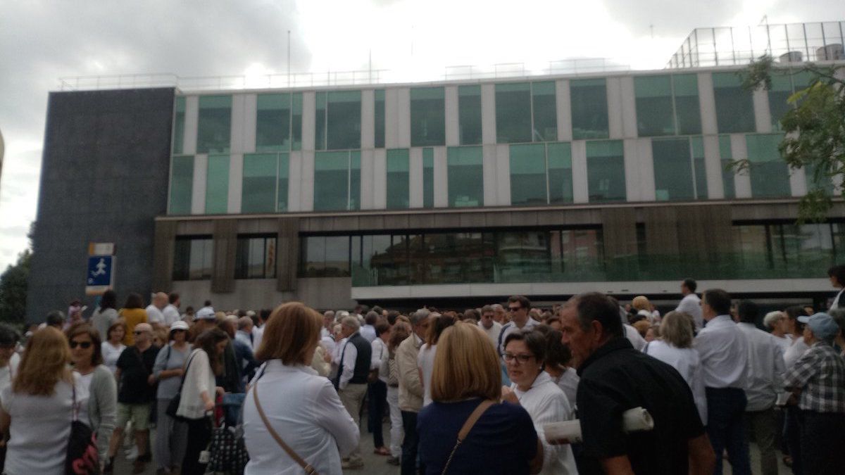 Unes 200 persones s'hna manifestat de blanc davant l'ajuntament FOTO: Cedida
