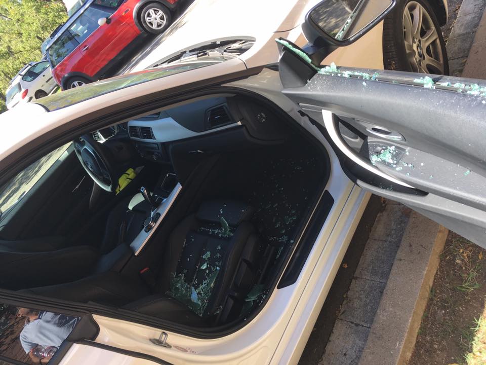 Un cotxe amb els vidres rebentats FOTO: Cedida