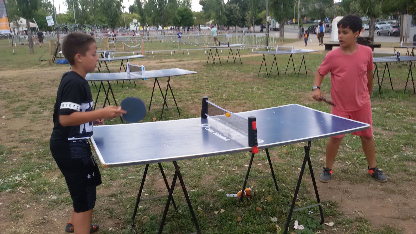 Julio Baeta Ramon   Esport al Carrer jugant al pingpong