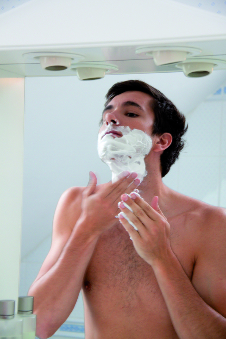 És important aplicar bé el sabó o gel d’afaitat també per tota l’àrea del coll