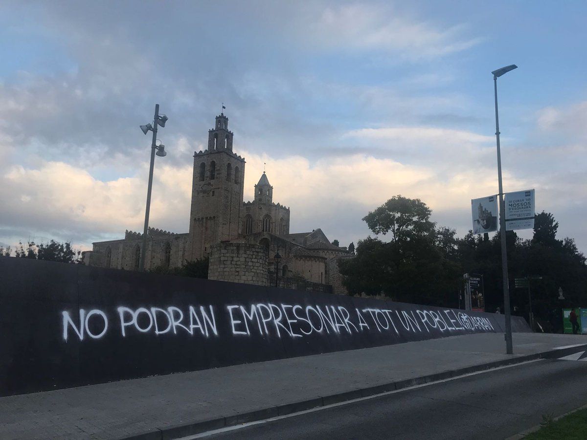 La pintada d'Arran, amb el Monestir de Sant Cugat de fons FOTO: Arran
