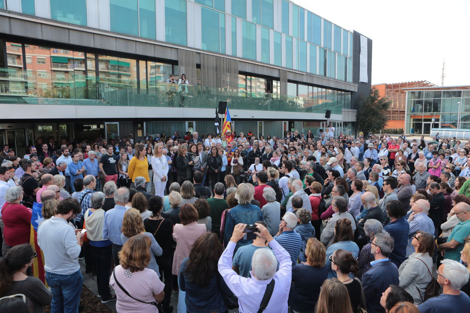 Centenars de santcugatencs omplen la plaça de la Vila FOTO: Artur Ribera
