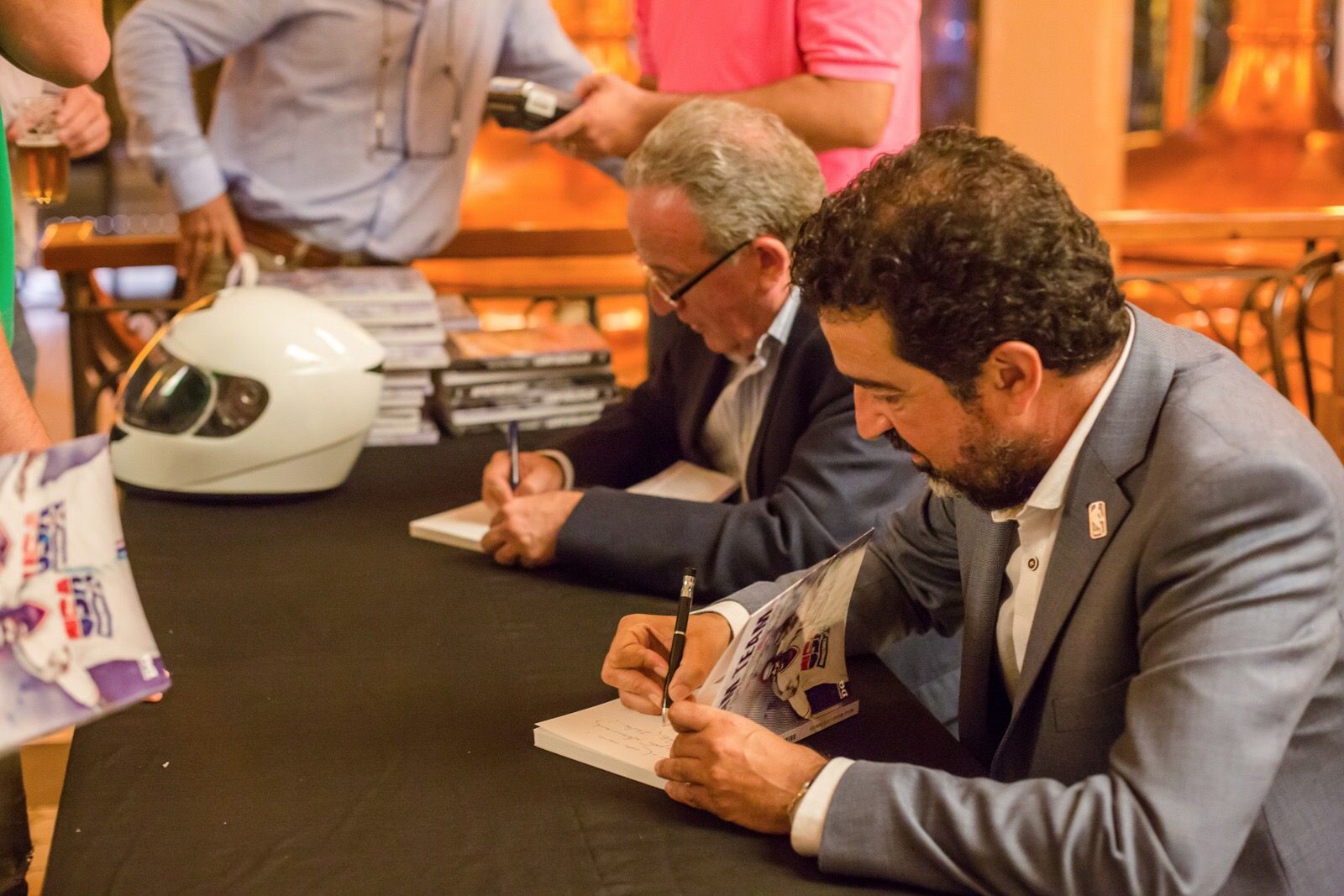 Manuel Moreno i Jordi Robirosa signant el seu llibre en una presentació a Barcelona. FOTO: Cedida