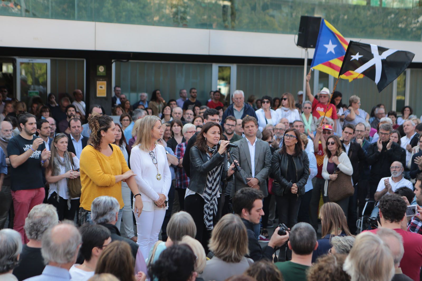 Mercè Conesa durant la concentració a l'ajuntament de Sant Cugat FOTO: Artur Ribera
