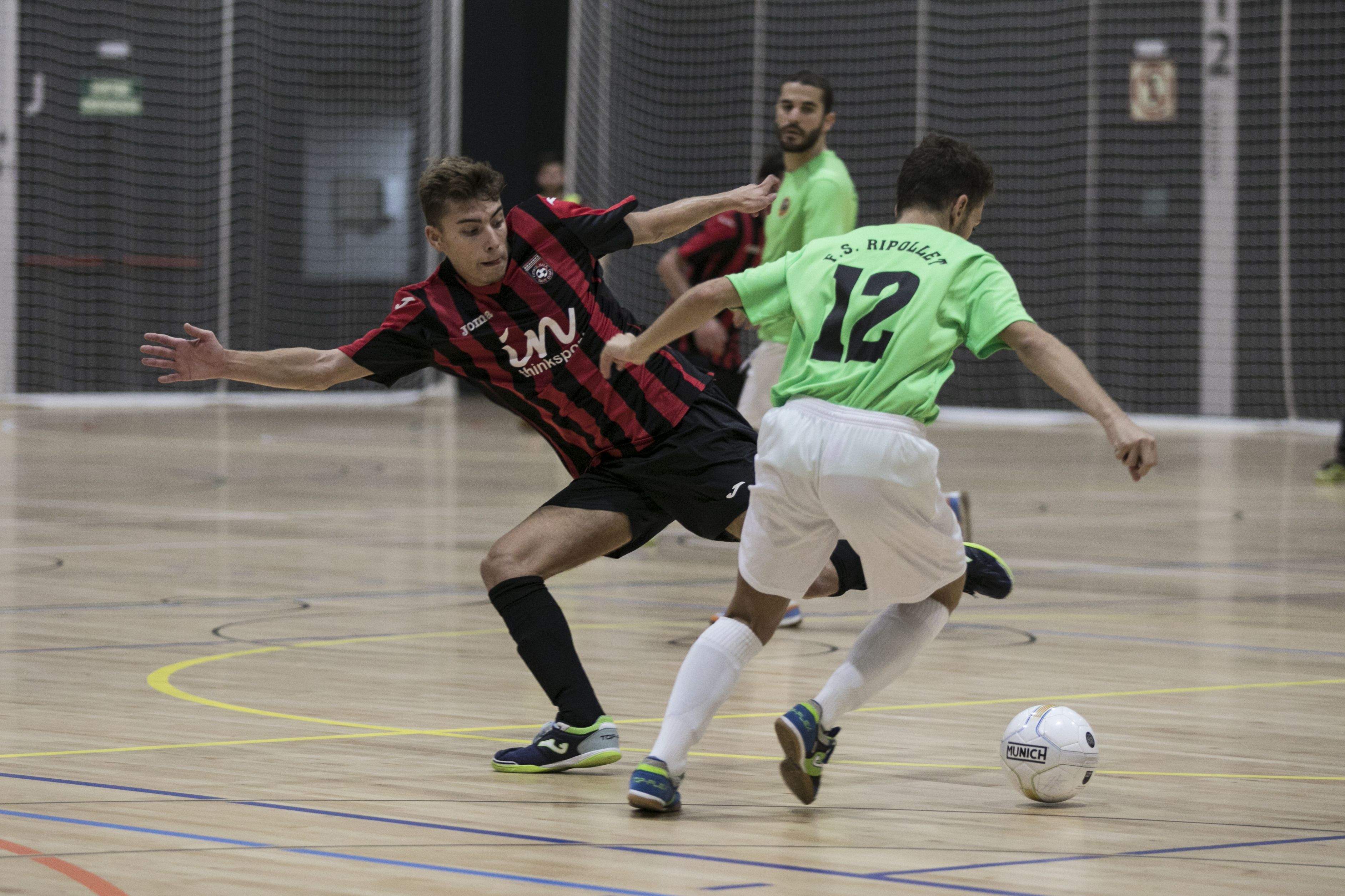 Un partit del primer equip del Futbol Sala Sant Cugat al nou pavelló de la ZEM La Guinardera. FOTO: Lali Puig