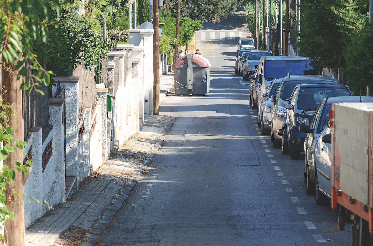 La baixada de Can Llobet, amb poca vorera i poc espai per vianants FOTO: Localpres