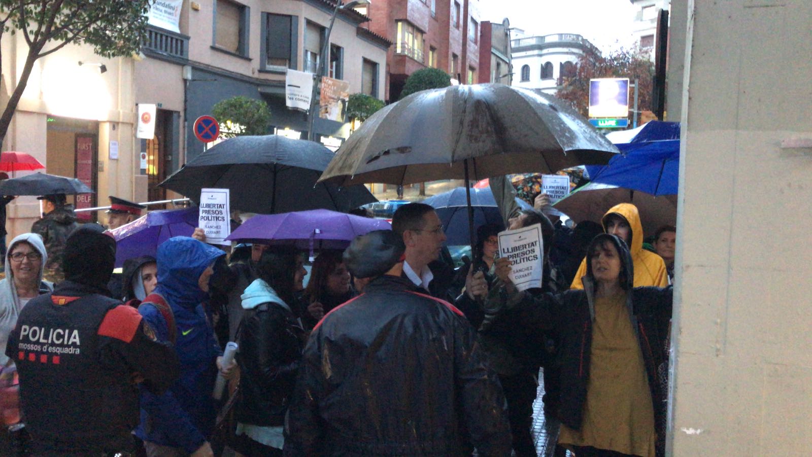 La protesta té lloc davant la seu del PP a Sant Cugat. FOTO: M. Puente