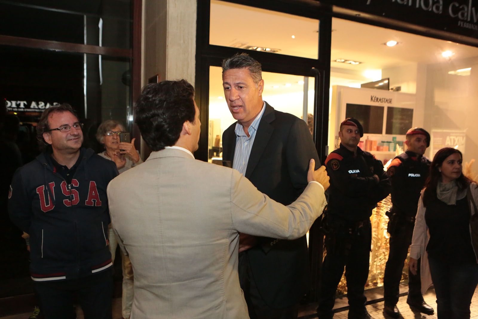 El president del PP a Sant Cugat, Álvaro Benejam, rebent al president del PP a Catalunya, Xavier Garcia Albiol FOTO: Artur Ribera 