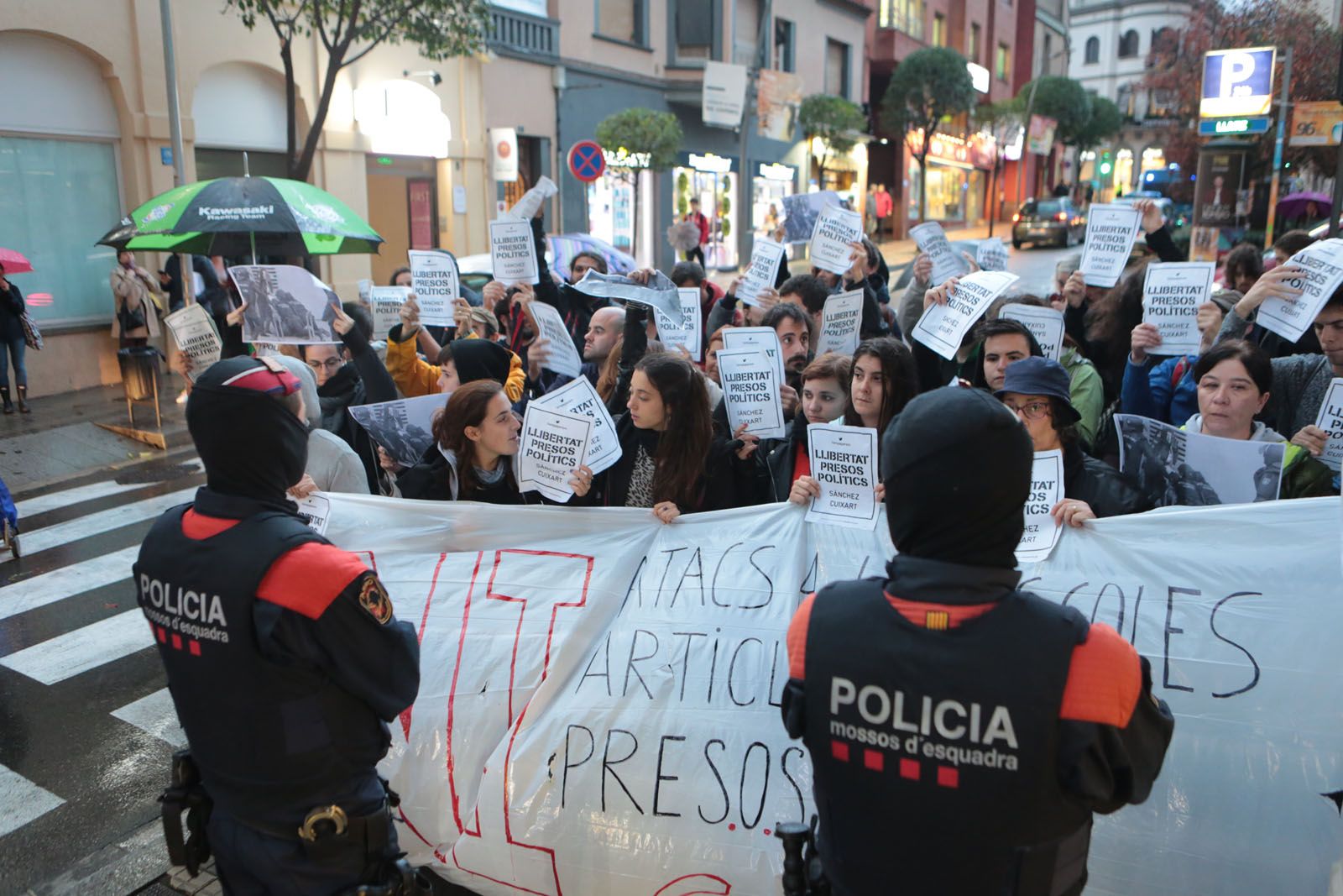 Protesta davant la seu del PP FOTO: Artur Ribera