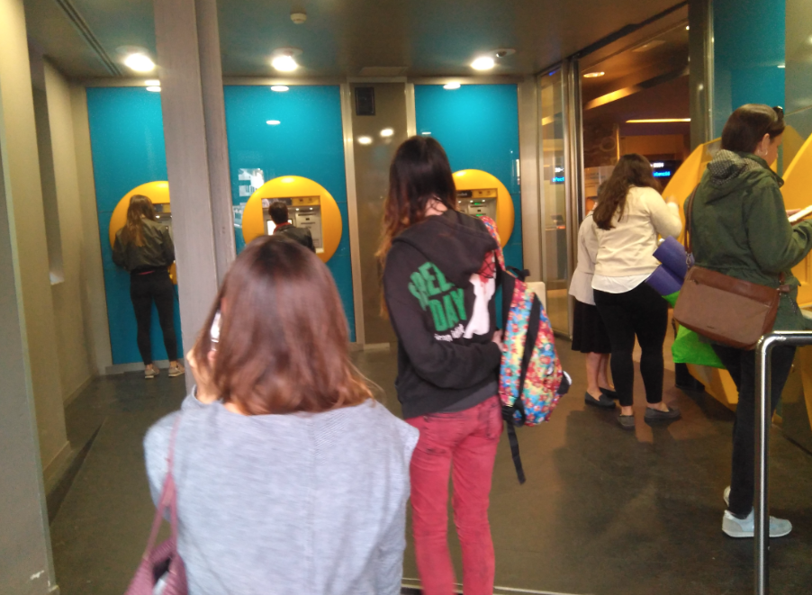 Gent en una oficina bancària aquest divendres a Sant Cugat FOTO: TOT Sant Cugat