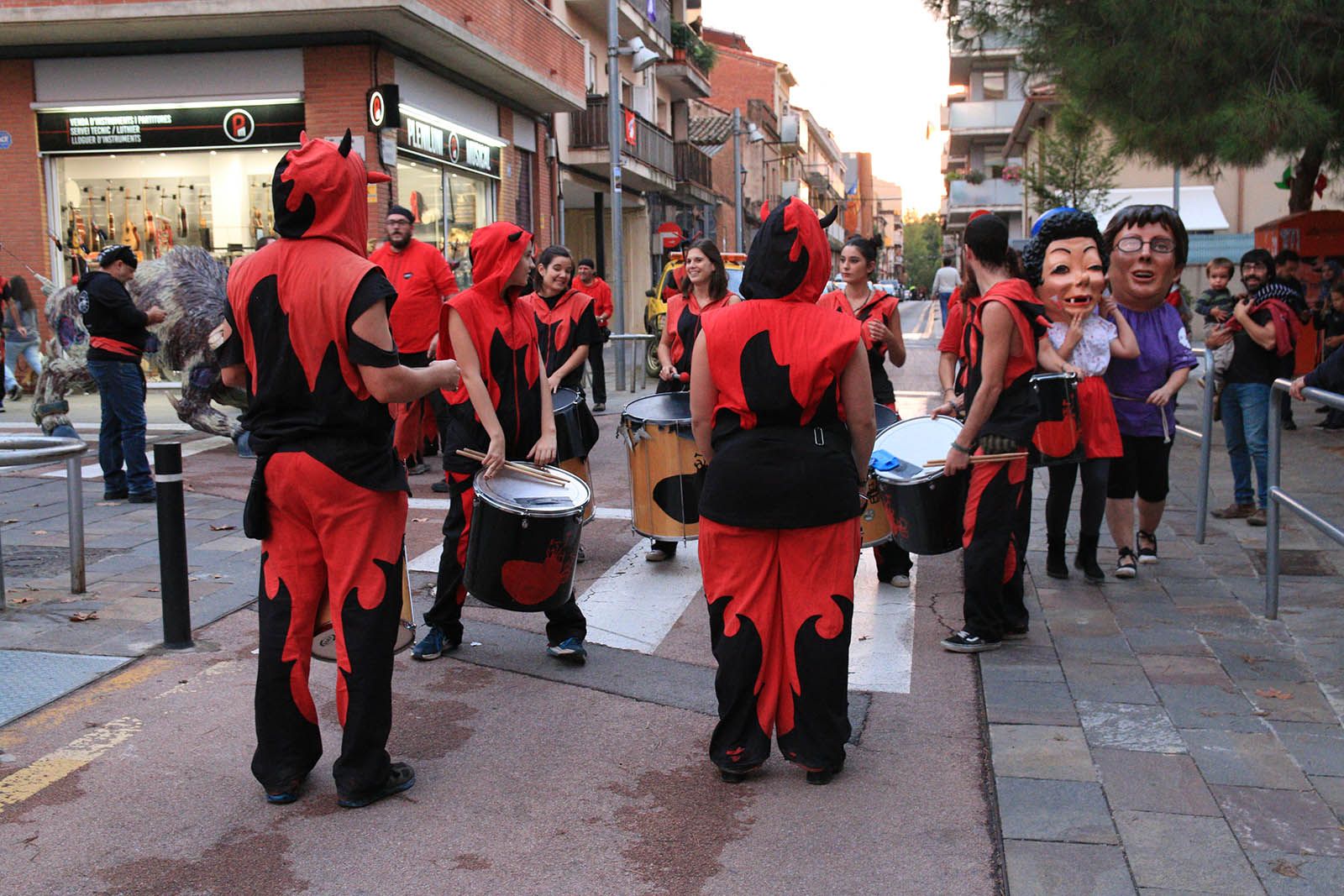 Cercavila popular i Esclat d'inici de festa. FOTO: Lali Álvarez