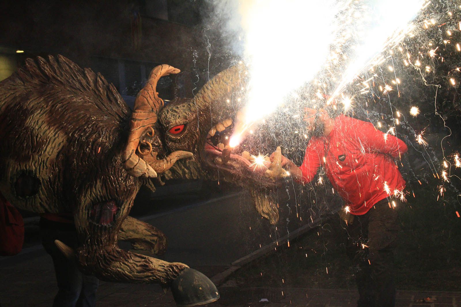 Cercavila popular i Esclat d'inici de festa. FOTO: Lali Álvarez