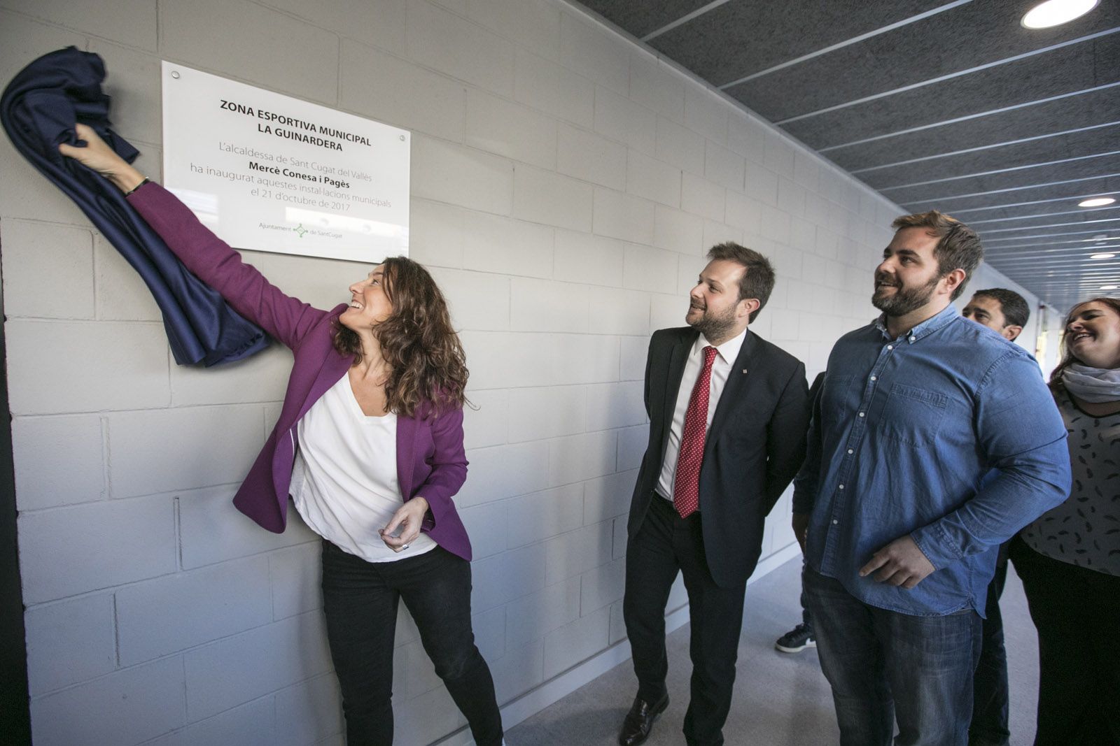 Mercè Conesa, Gerard Figueras i Eloi Rovira en la descoberta de la placa d'inauguració del pavelló. FOTO: Lali Puig