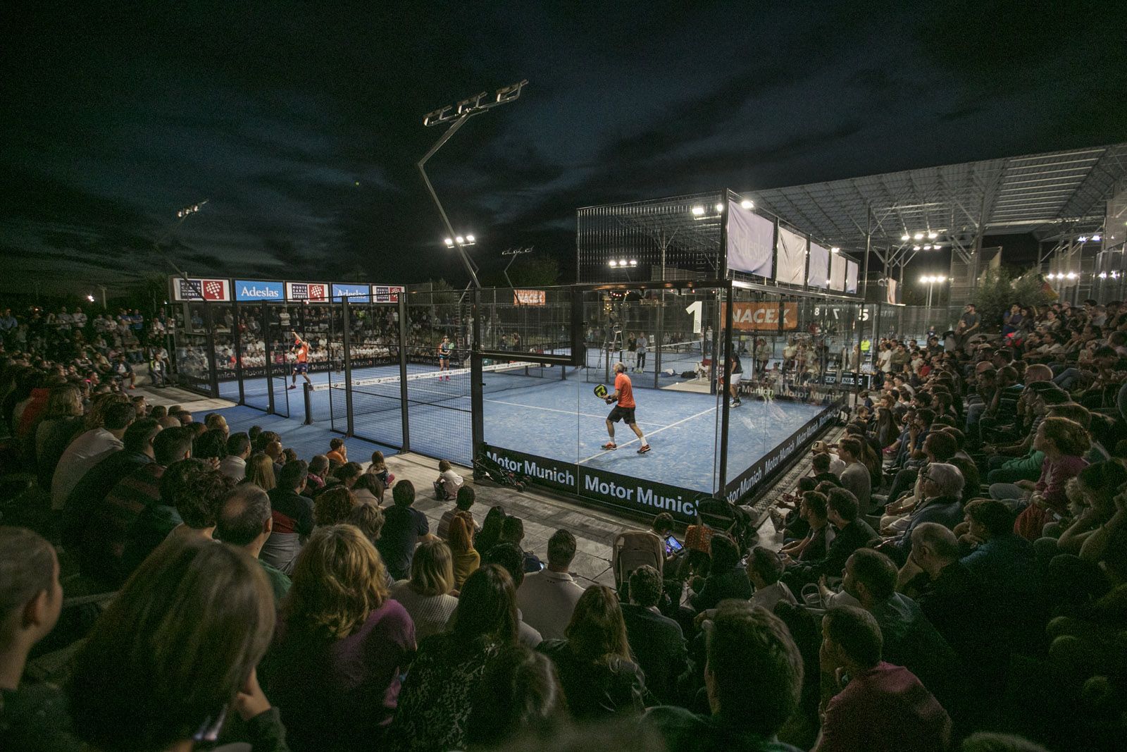 El partit d'exhibició Marta Marrero-Fernando Belasteguin i Alex Corretja-Martín Sánchez Piñeiro ha omplert l'Augusta Padel. FOTO: Lali Puig
