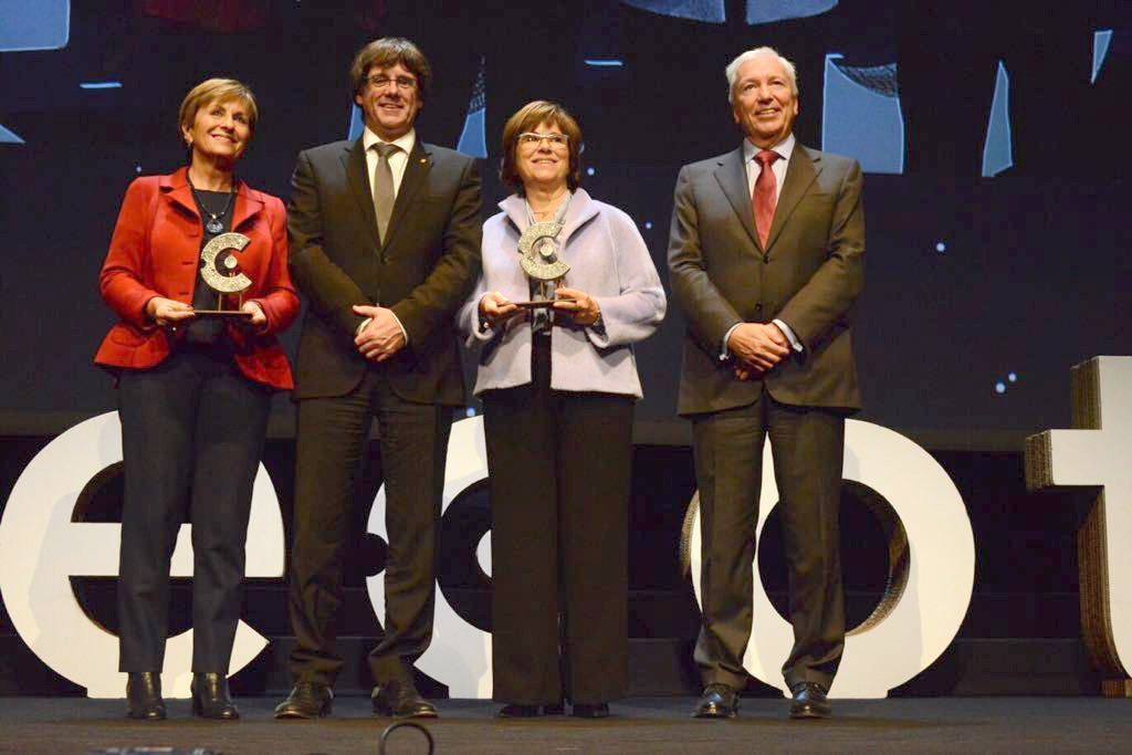Van rebre el reconeixement de mans del president de la Generalitat i del president de Cecot. Foto: Localpres