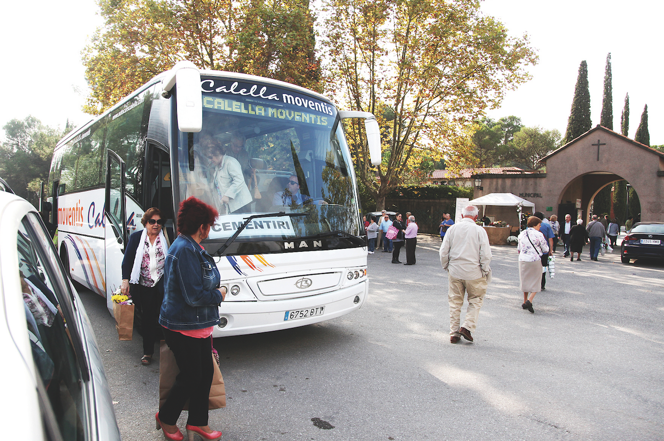 Bus especial per anar al cementiri de Sant Cugat per Tots Sants FOTO: Lali Puig 