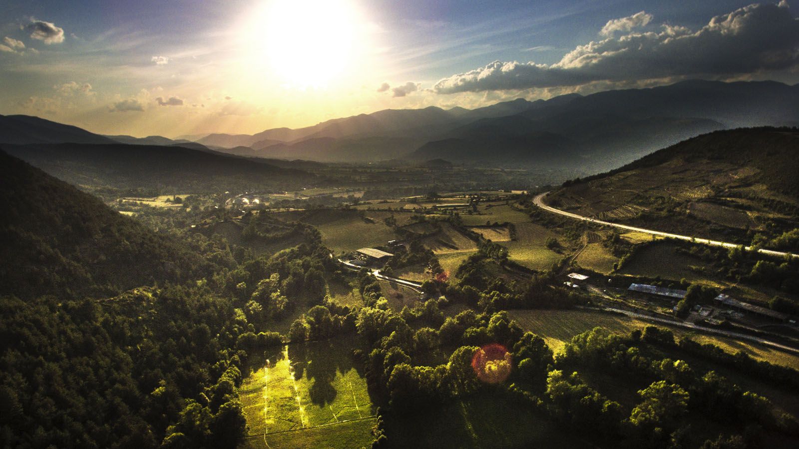 Brandon Carrara Arias   Posta de sol entre muntanyes