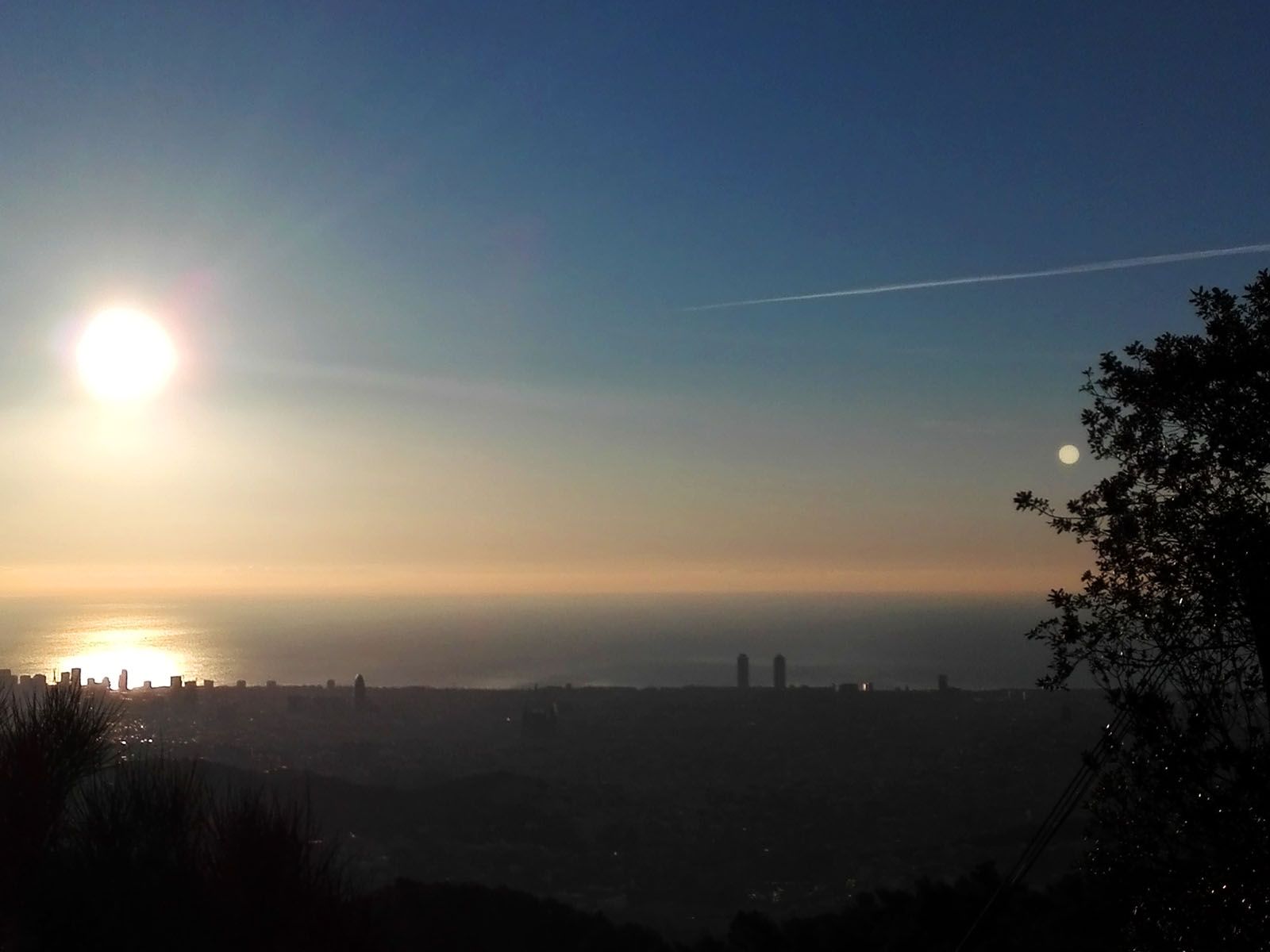Lucas Gassó Fortaleza   Clarejant a Barcelona, lluna i Sol en un mateix instant