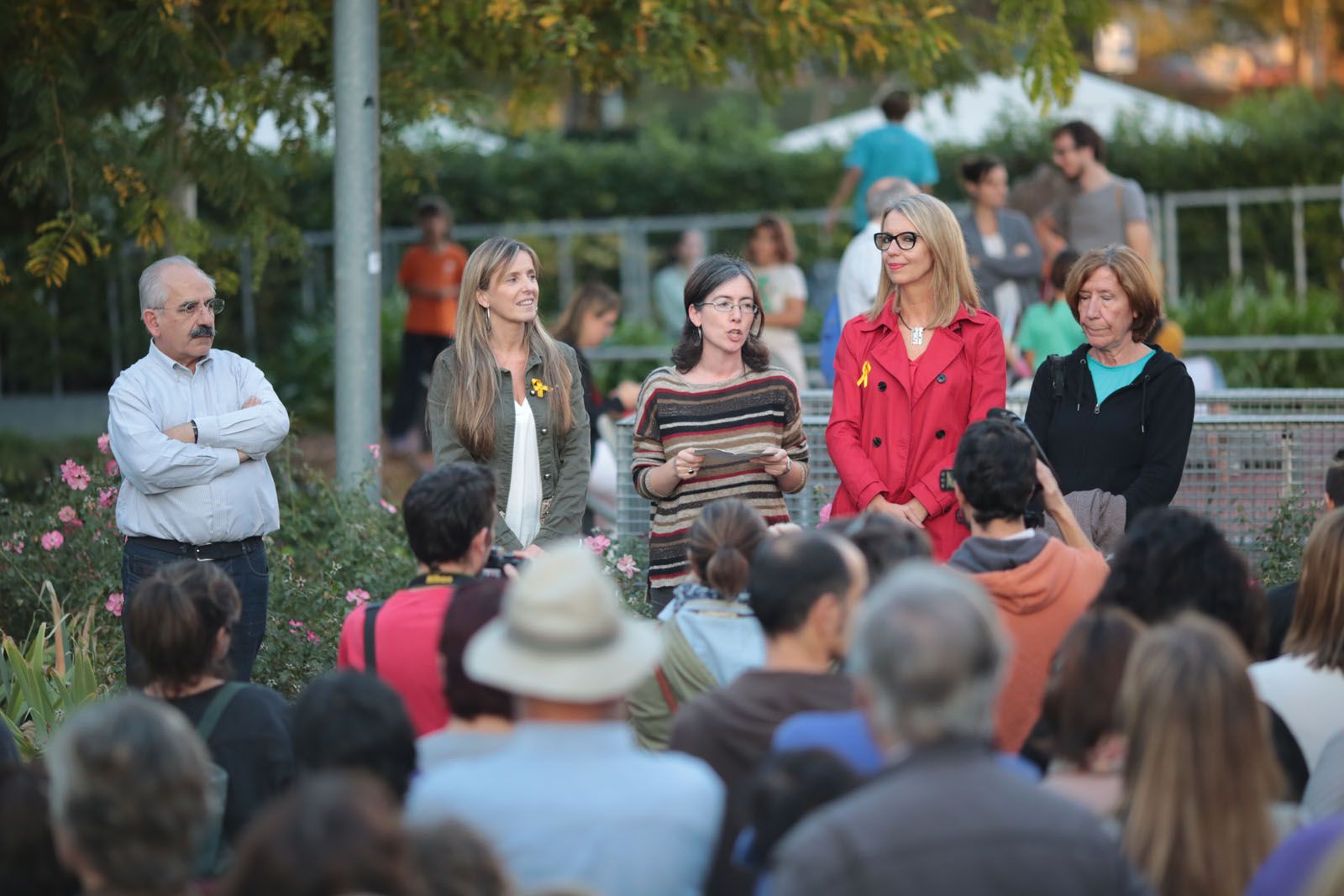 Carme Roca, al centre de la imatge, llegint el manifest FOTO: Artur Ribera 