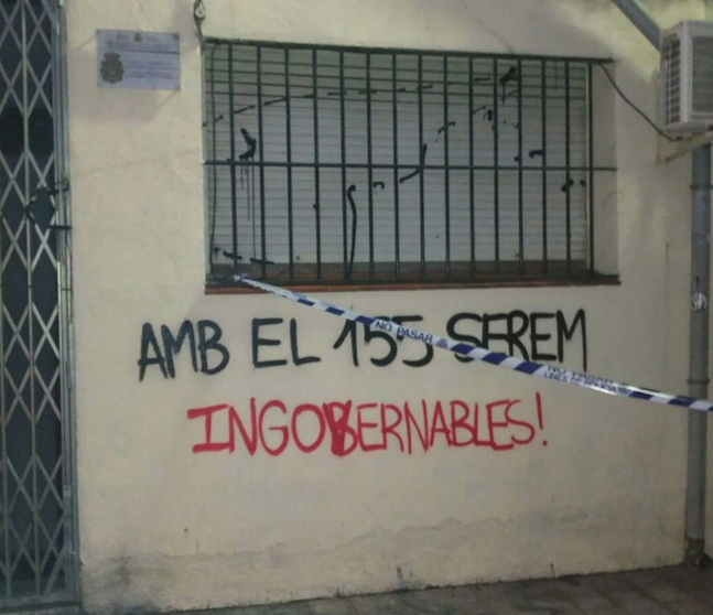 Pintada a la comissaria de la Policia Nacional a Sant Cugat FOTO: @carloseljane 