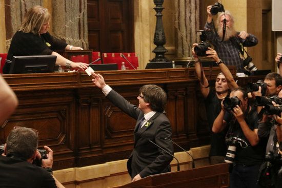 El president Puigdemont, al moment de votar al Parlament, el 27 d'octubre del 2017 FOTO: ACN/Pere Francesch