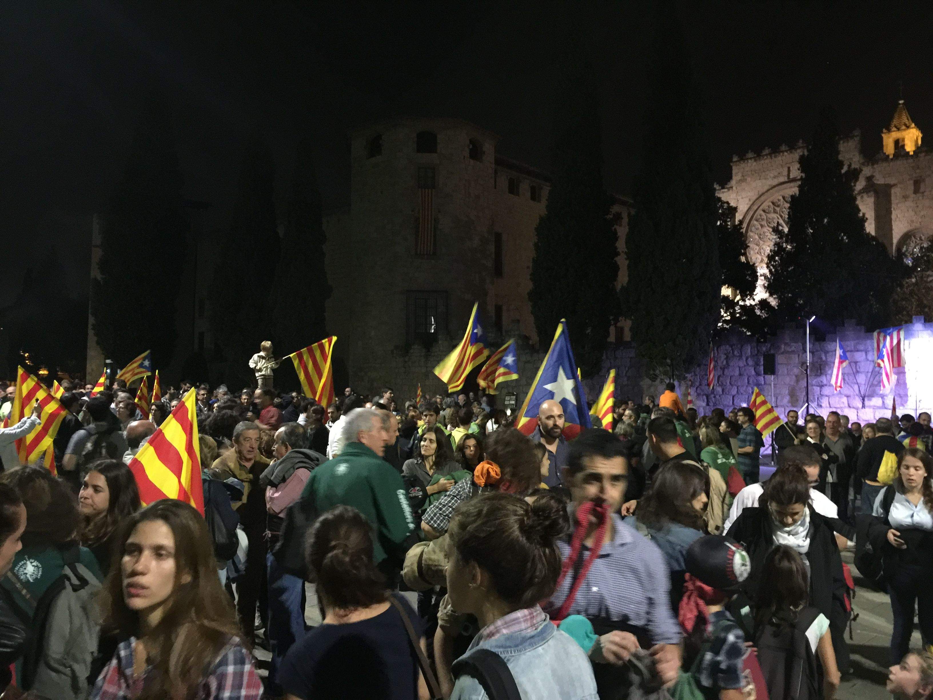 Centenars de santcugatencs a plaça d'Octavià celebrant la república  FOTO: C. Caballé