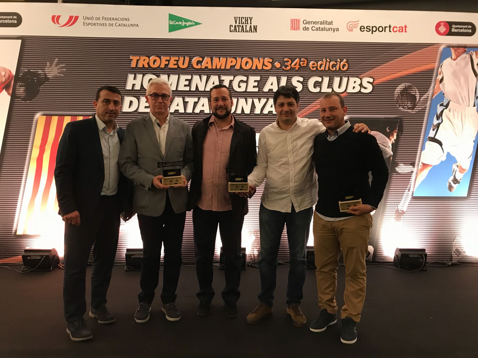 Ferran Benet, Llorenç Santasusagna, Jordi Palau, Manel Muñoz i Tono Cadevall amb els trofeus. FOTO: Futbol Sala Sant Cugat