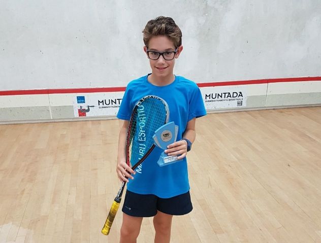 Marc Altarriba amb el trofeu de campió de la Copa d'Espanya. FOTO: Cedida