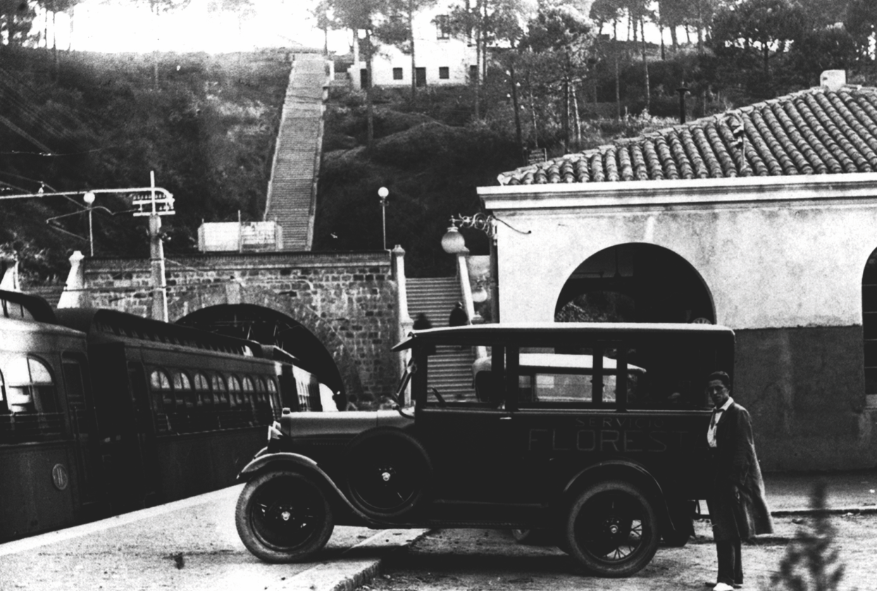 Servei de taxi a l'estació de la Floresta en els inicis de l'estació FOTO: Arxiu