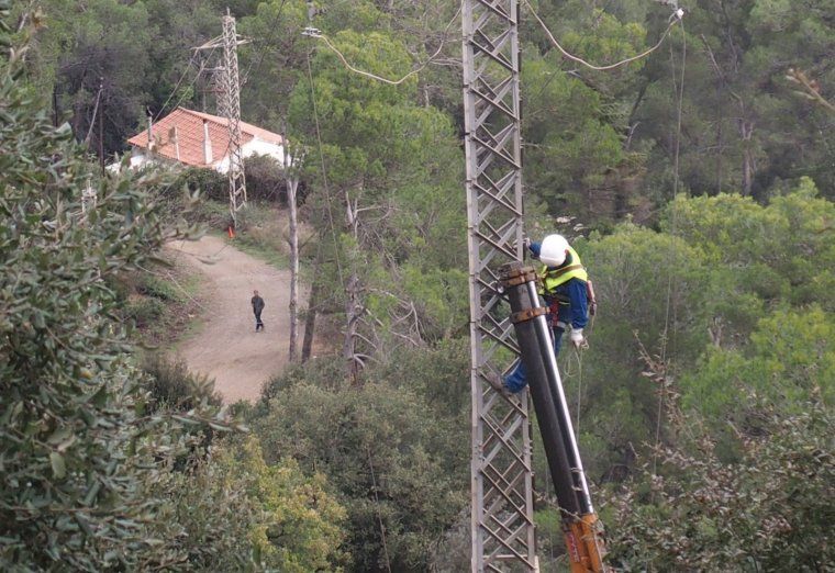 El soterrament de dues línies elèctriques ha permès suprimir cinc suports de mitja tensió i el seu cablejat FOTO: ENDESA