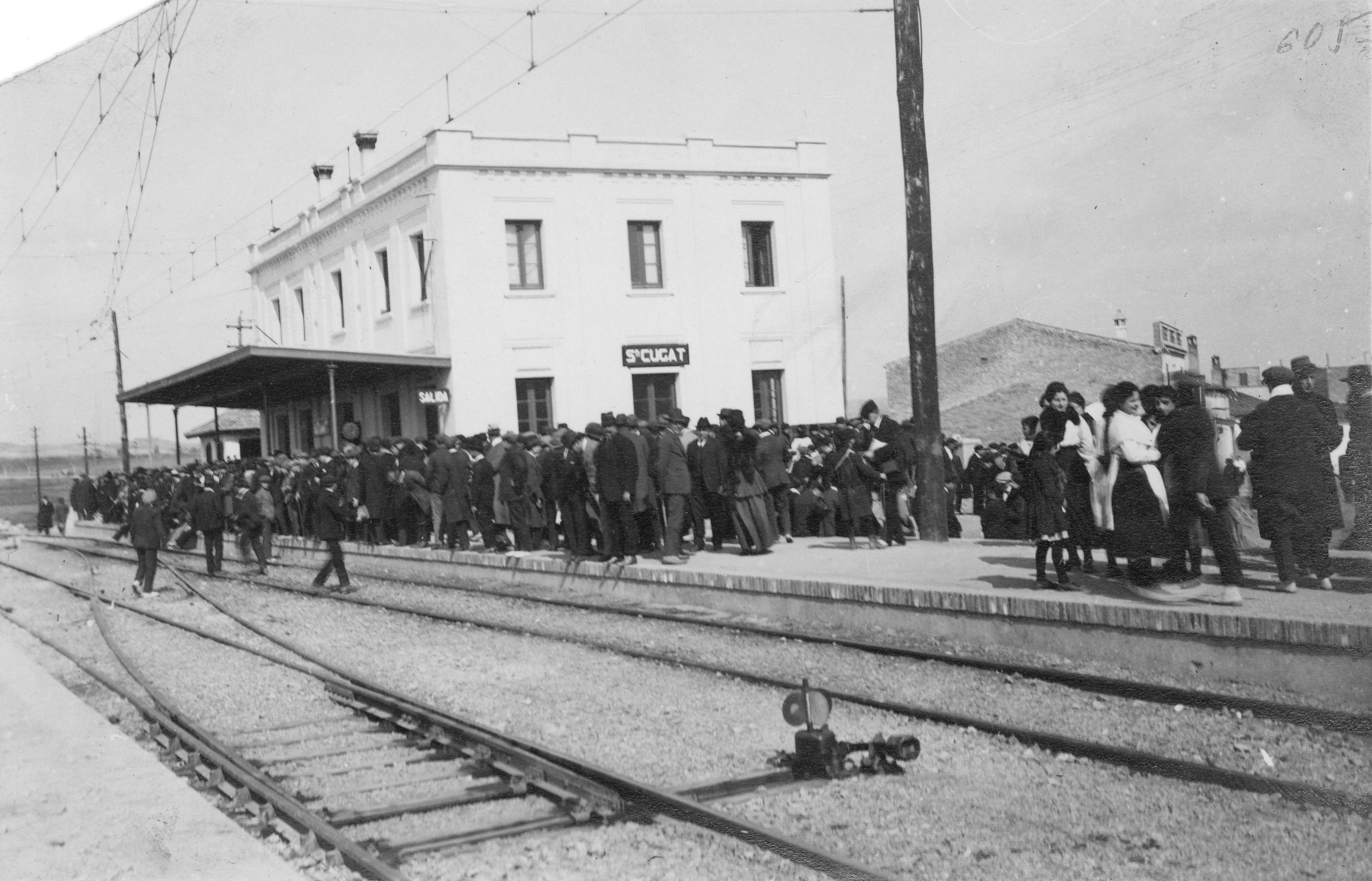 Les arribades dels trens despertaven molta expectació entre la ciutadania de llavors FOTO: Arxiu FGC