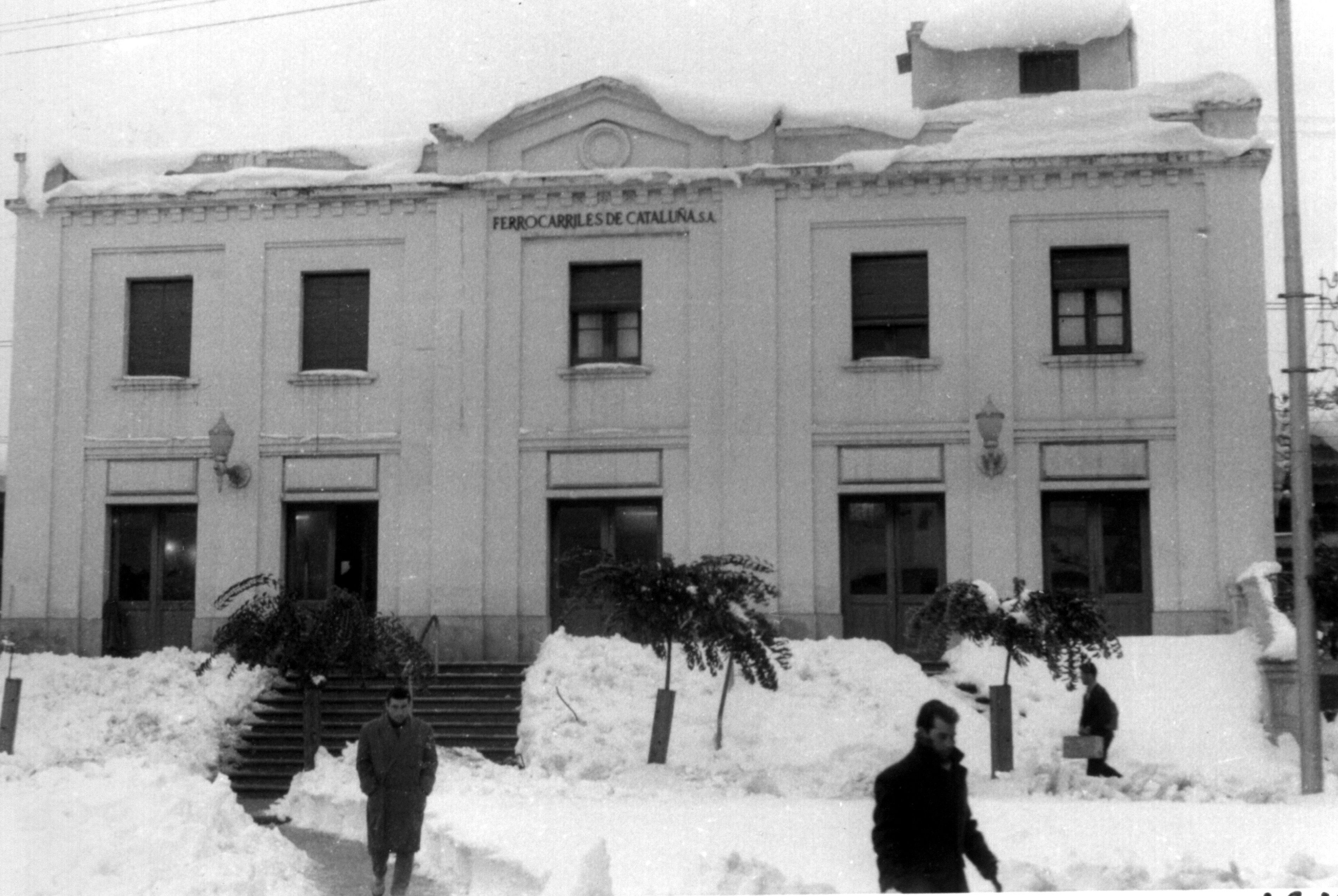 L'estació de Sant Cugat, vista des de la plaça Lluís Millet nevada FOTO: Arxiu FGC