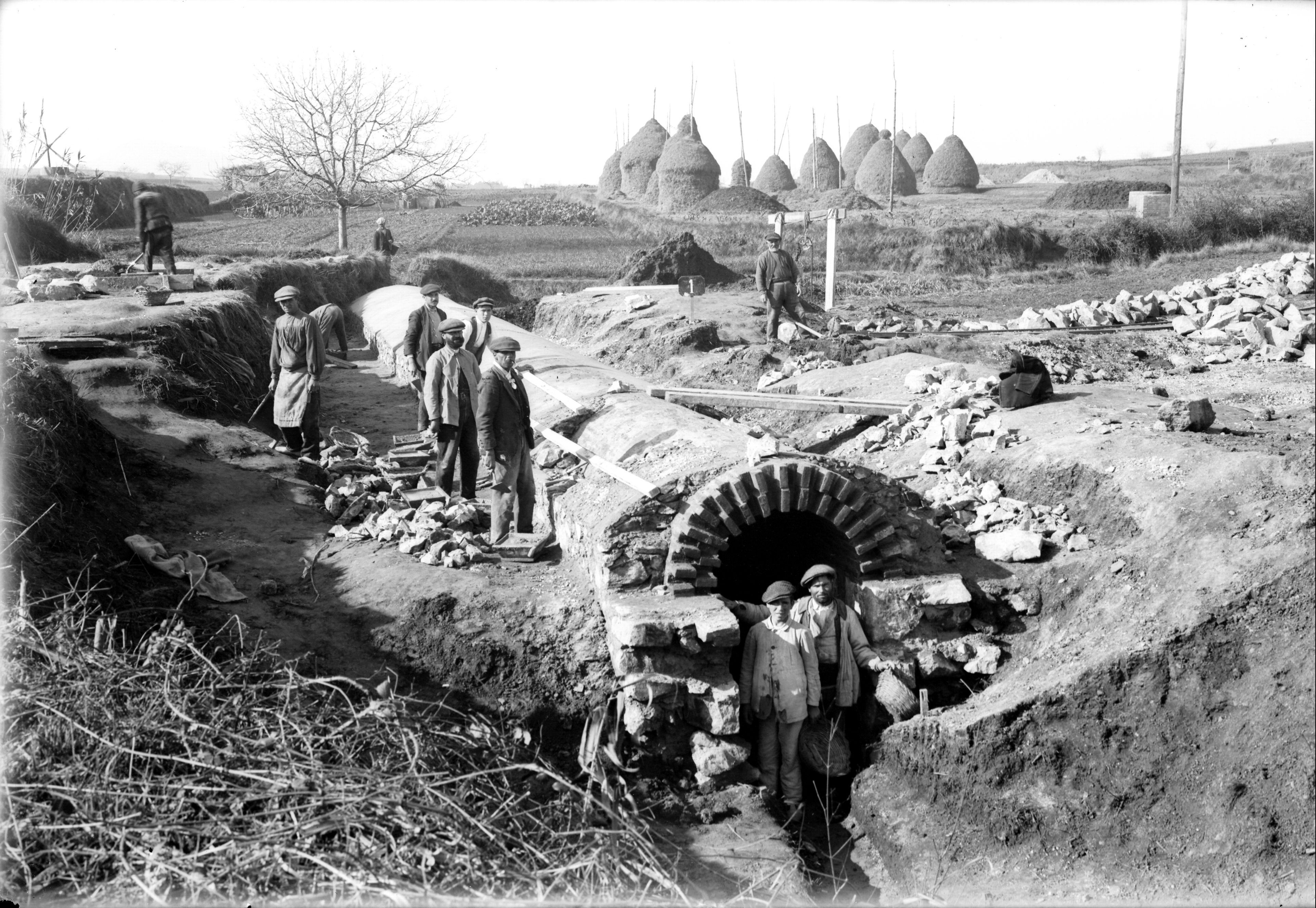 La construcció de la línia ferroviària al seu pas per Sant Cugat va implicar molts operaris FOTO: Arxiu FGC