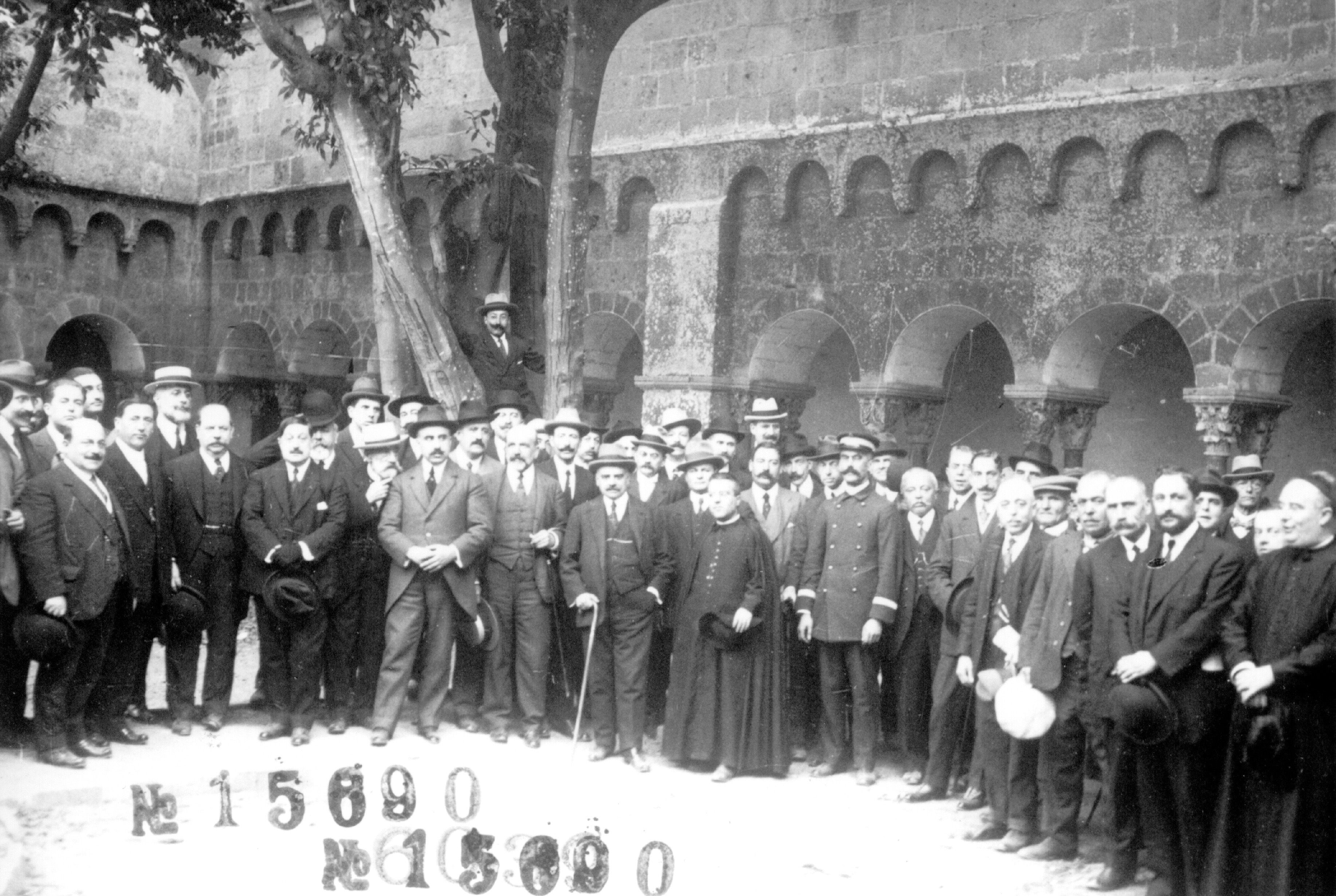Les persones implicades en el ferrocarril, fotografiades al Claustre del Monestir, on es va celebrar on es va celebrar el banquet oficial de la inauguració FOTO: Arxiu FGC