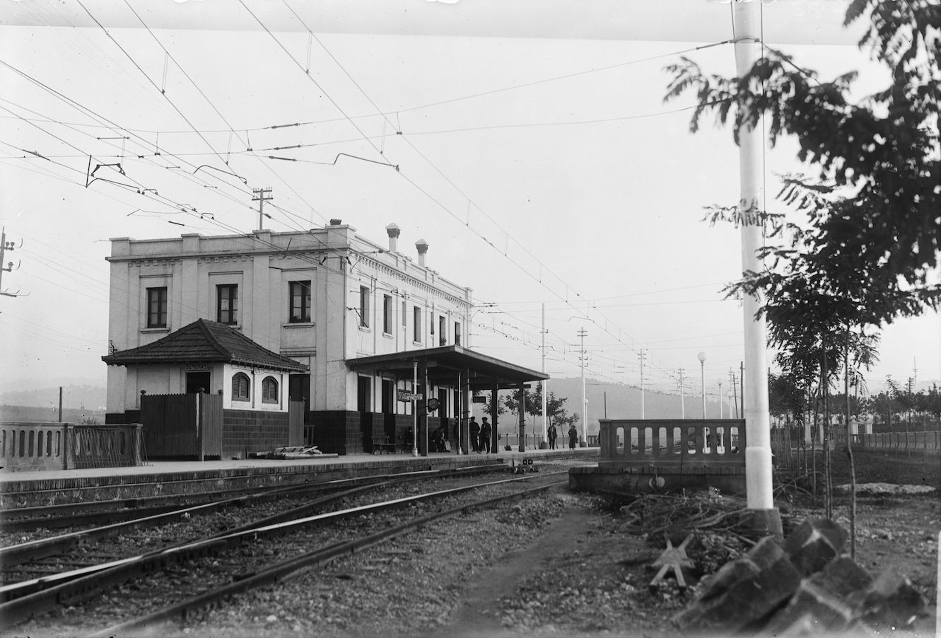 L'estació de Sant Cugat des d'un altre perspectiva en la que es pot veure els lavabos FOTO: Arxiu FGC