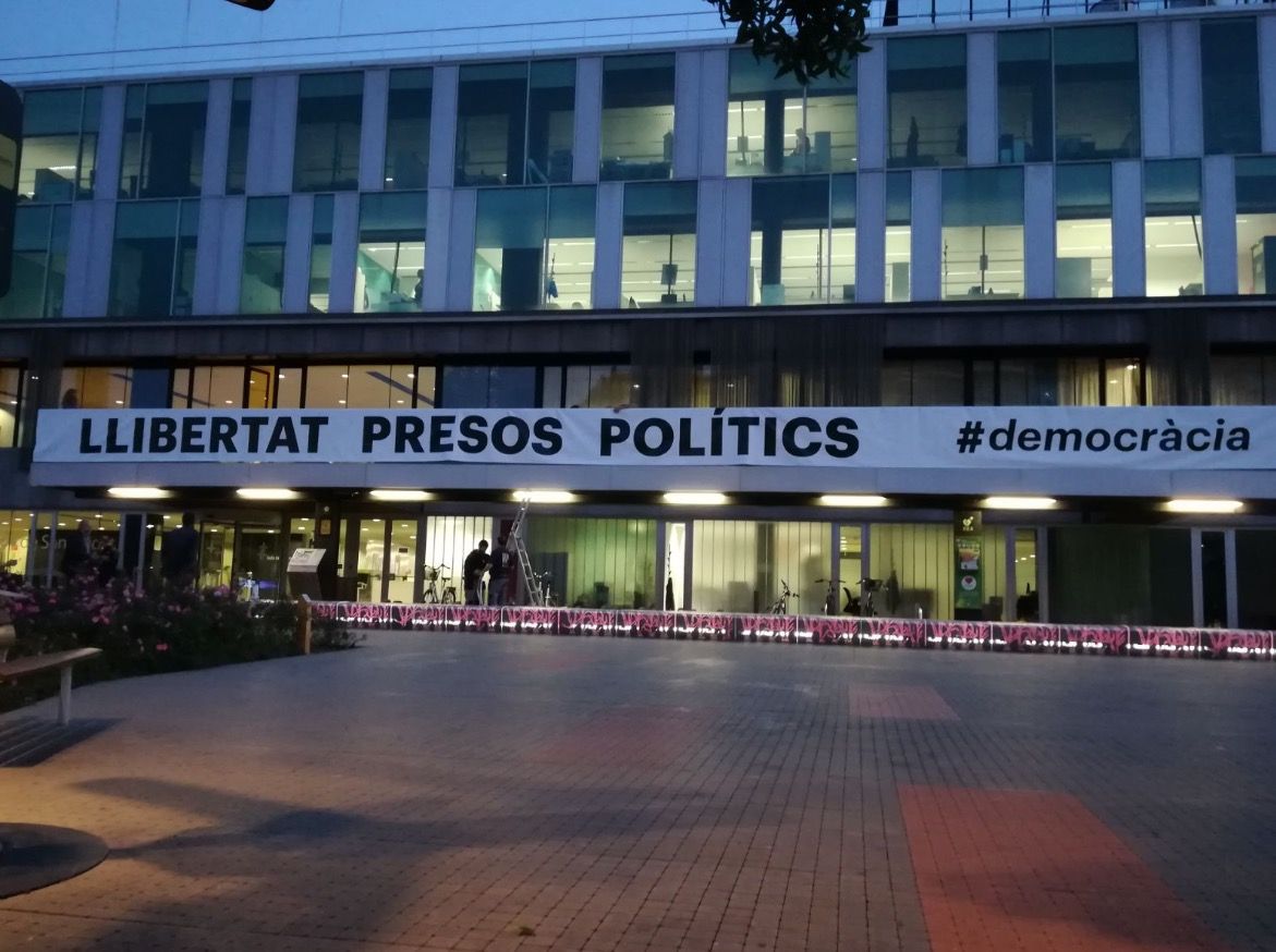 La pancarta que llueix a l'Ajuntament. FOTO: Cedida