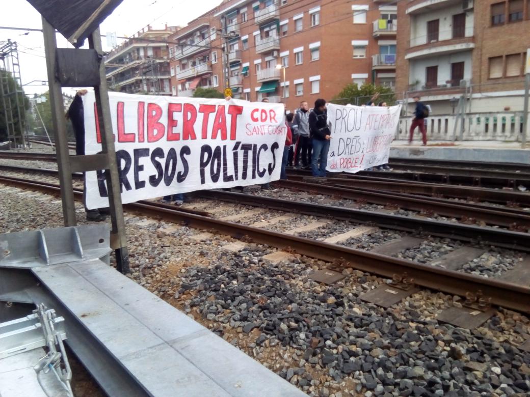 Un grup de santcugatencs ha tallat el pas de trens per l'estació de Sant Cugat FOTO: Comitè de Defensa de la República