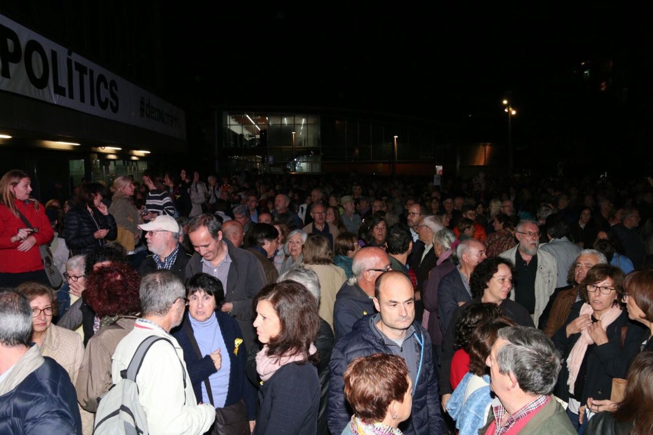 Un miler de persones mostren el seu suporta al Govern  FOTOS: Lali Álvarez