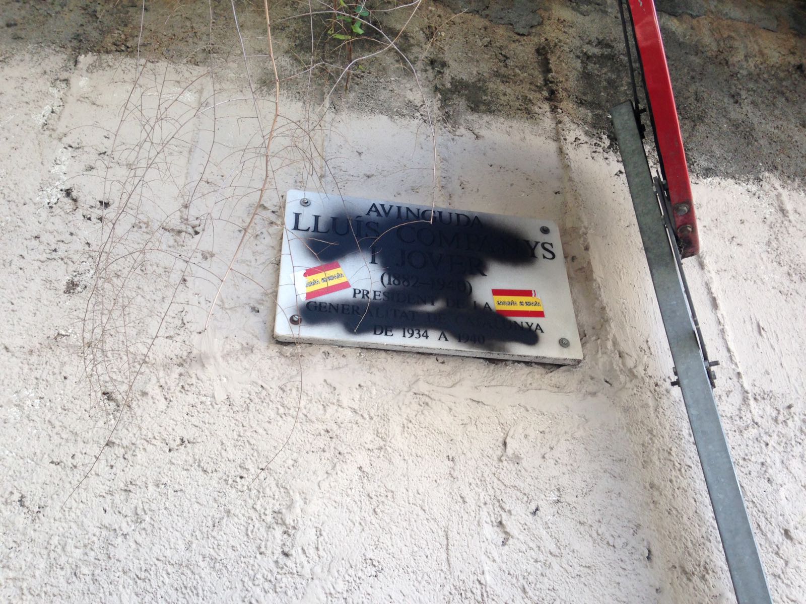 La plaça ha estat tapada amb negre. FOTO: @AinhoaMiro