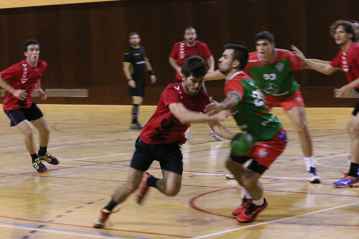 El Club handbol Sant Cugat ha perdut amb el líder, l'H. Sant Quirze. FOTO: Lali Álvarez