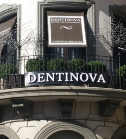Dentinova està ubicada en pla plaça dels Quatre Cantons FOTO: Cedida