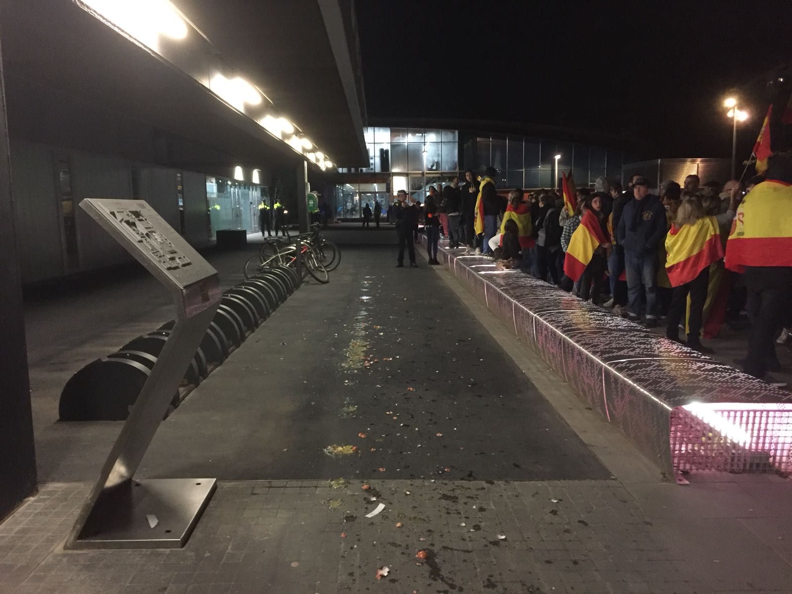 Els ous que han llançat a l'ajuntament alguns dels manifestants FOTO: TOT Sant Cugat