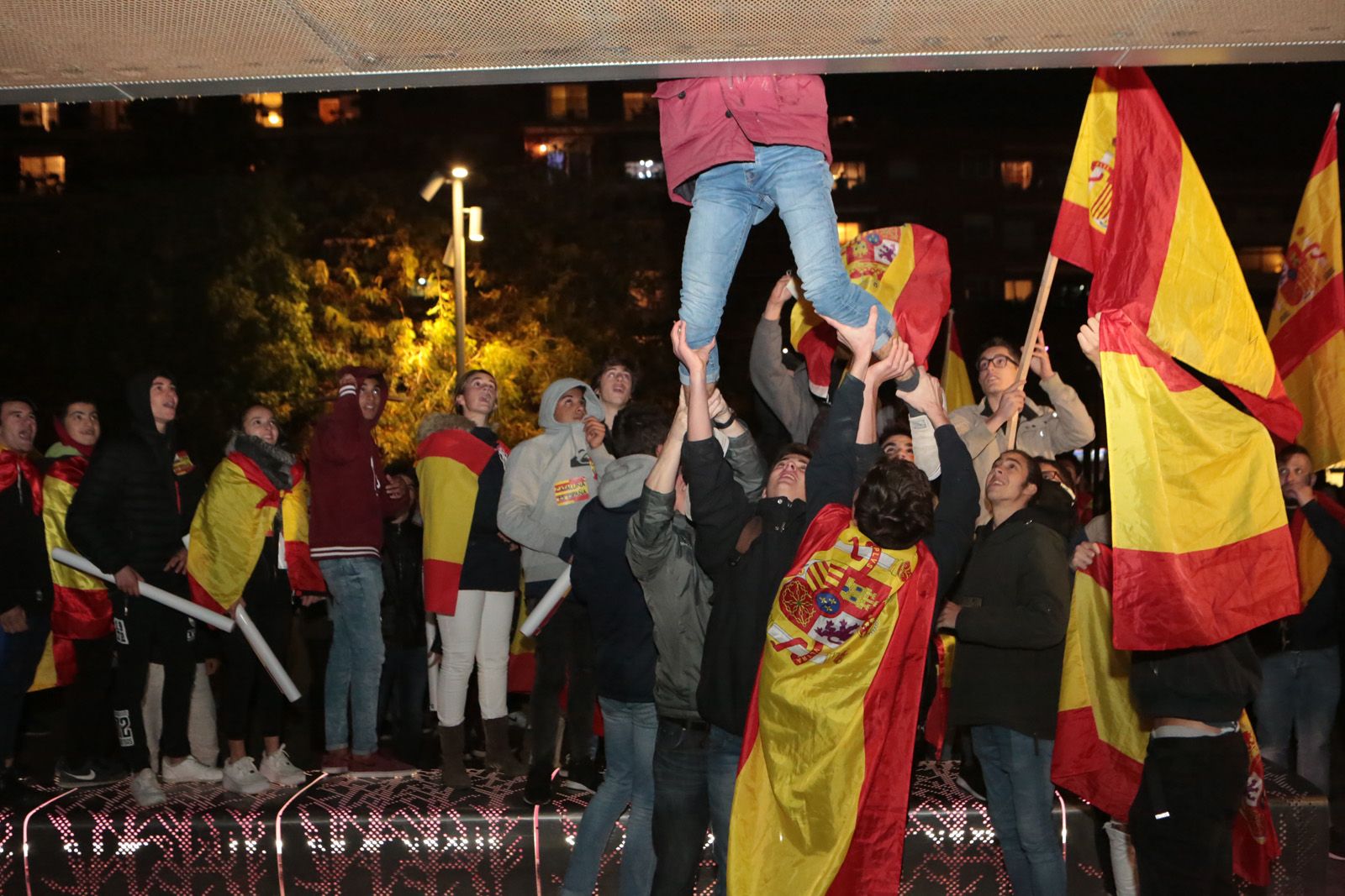 Arrenquen la pancarta de l'ajuntament durant la manifestació espanyolista a Sant Cugat FOTOS: Redacció TOT Sant Cugat