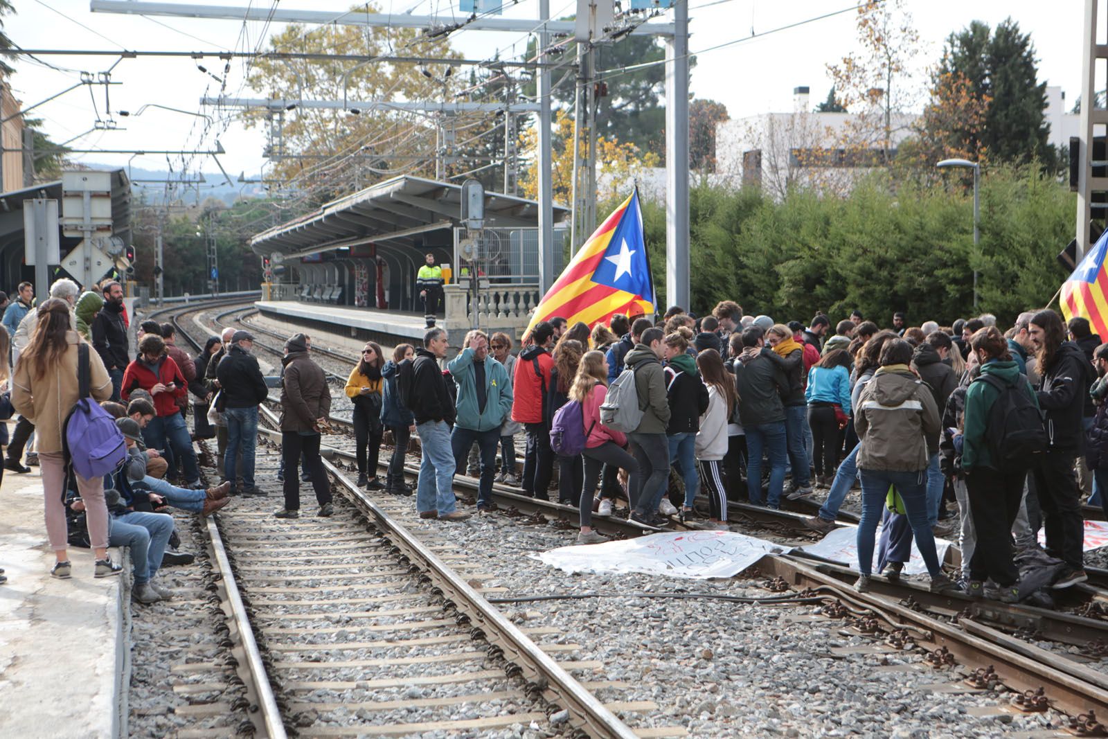 Manifestants han saltat a les vies del tren FOTO: Artur Ribera