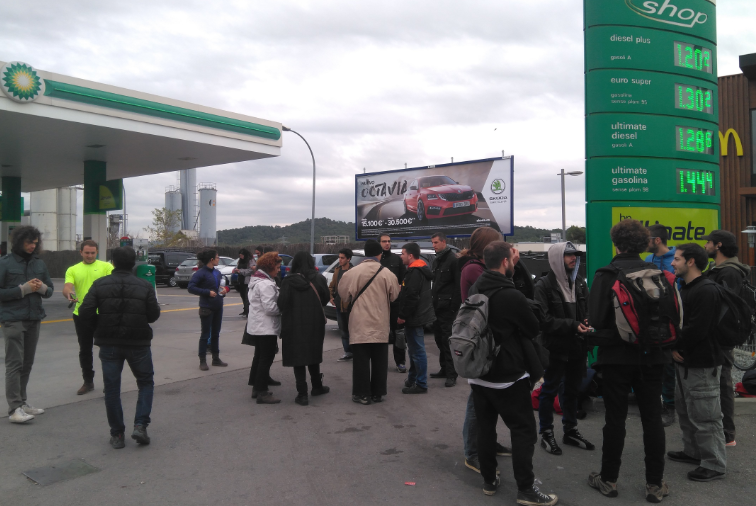 Un grup de santcugatencs ha quedat per participar conjuntament al tall de fronteres FOTO: TOT Sant Cugat