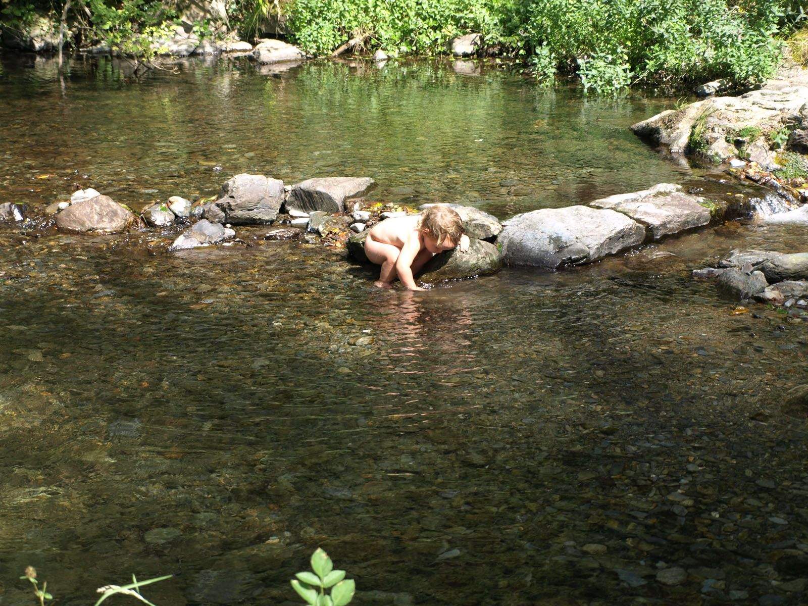 MERCEDES MARTINEZ SANCHEZ   Jugant amb les pedres, en una aigua gelada