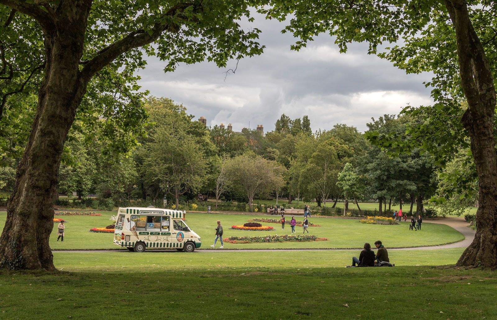 Miquel Pons Bassas   Passejant pel parc